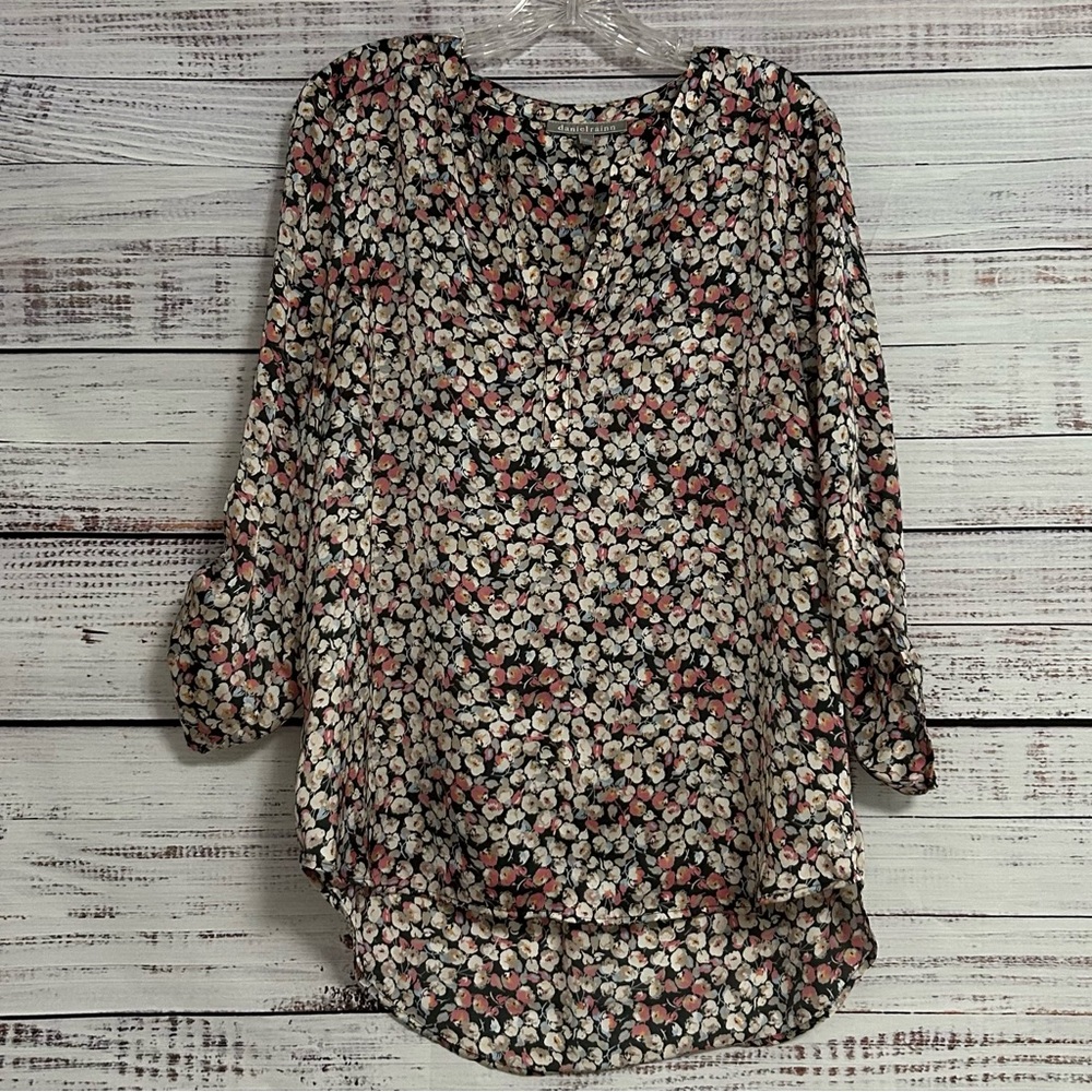Daniel Rainn Gray Pink Floral Blouse Women’s Large Satin Feel V-Neck Tab Sleeve
